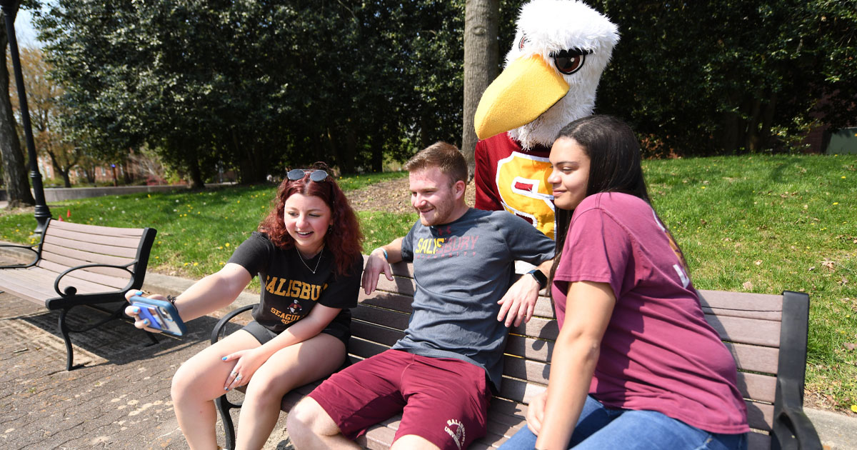 SU students with Sammy Sea Gull